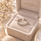 Bague couronne argentée présentée dans un écrin de mise en scène