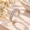 Bague couronne argentée ouverte, ornée d’oxydes de zirconium cubiques, vue de trois quarts