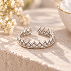Vue de face de la bague couronne argentée et de son anneau ouvert ajustable