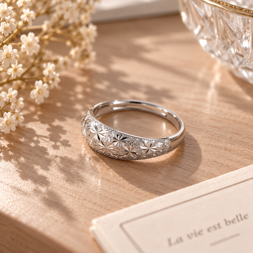 Bague large ajustable argentée à motif floral étoilé, vue complète de trois quarts
