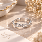 Bague argentée à lignes entrelacées et détails scintillants, vue complète de trois quarts