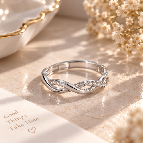Bague argentée à lignes entrelacées et détails scintillants, vue complète de trois quarts