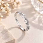 Bague argentée dressée, vue de profil du motif entrelacé