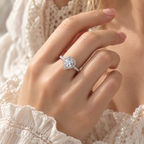 Bague cœur argentée en oxyde de zirconium portée par Alice, gros plan sur la main