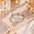 Bague solitaire argentée ajustable avec pierre ronde transparente et petits détails brillants