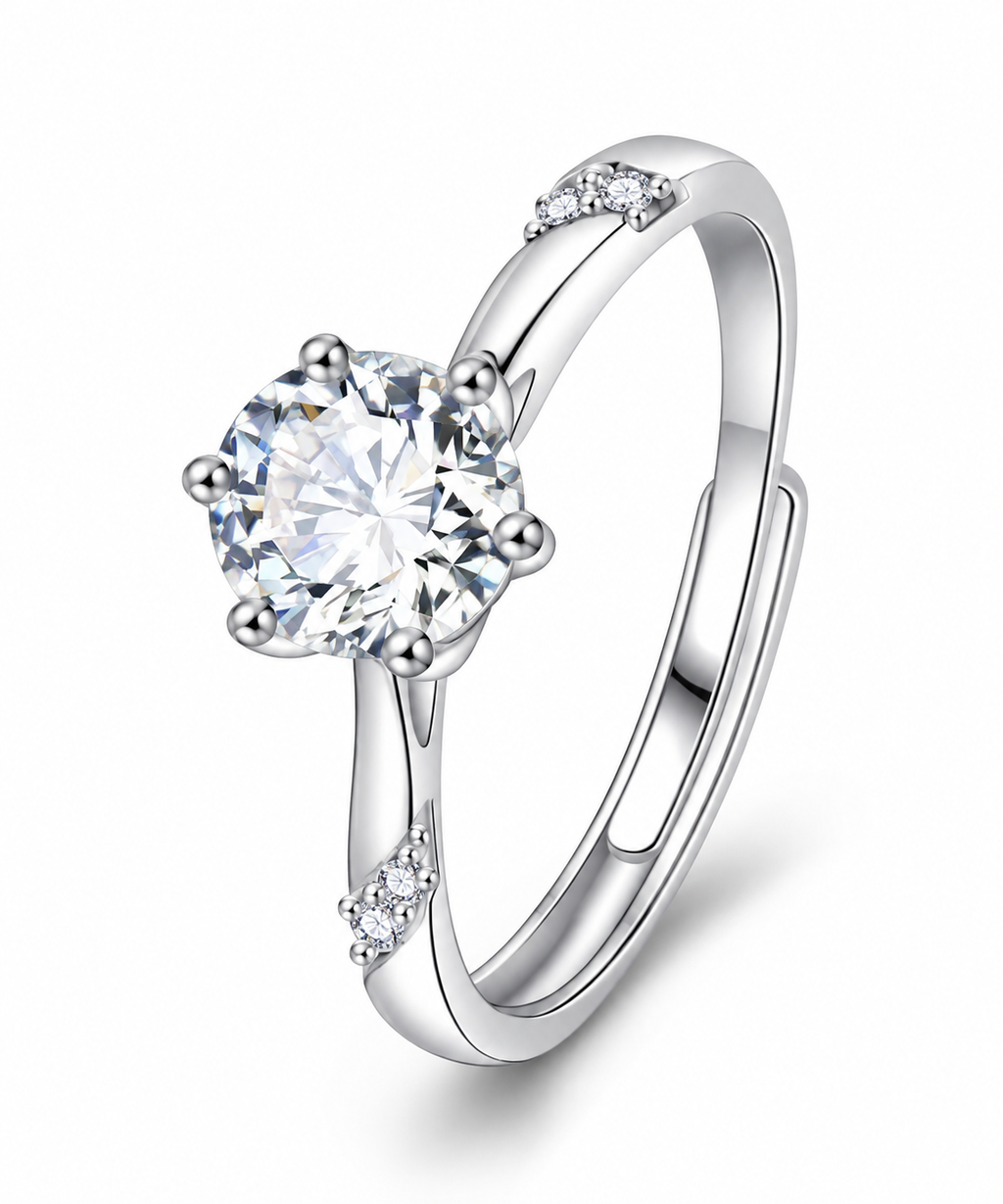 Vue sur fond blanc de la bague solitaire argentée avec anneau ouvert
