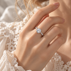 Bague solitaire argentée ajustable portée par Alice, gros plan sur la main avec pierre ronde transparente