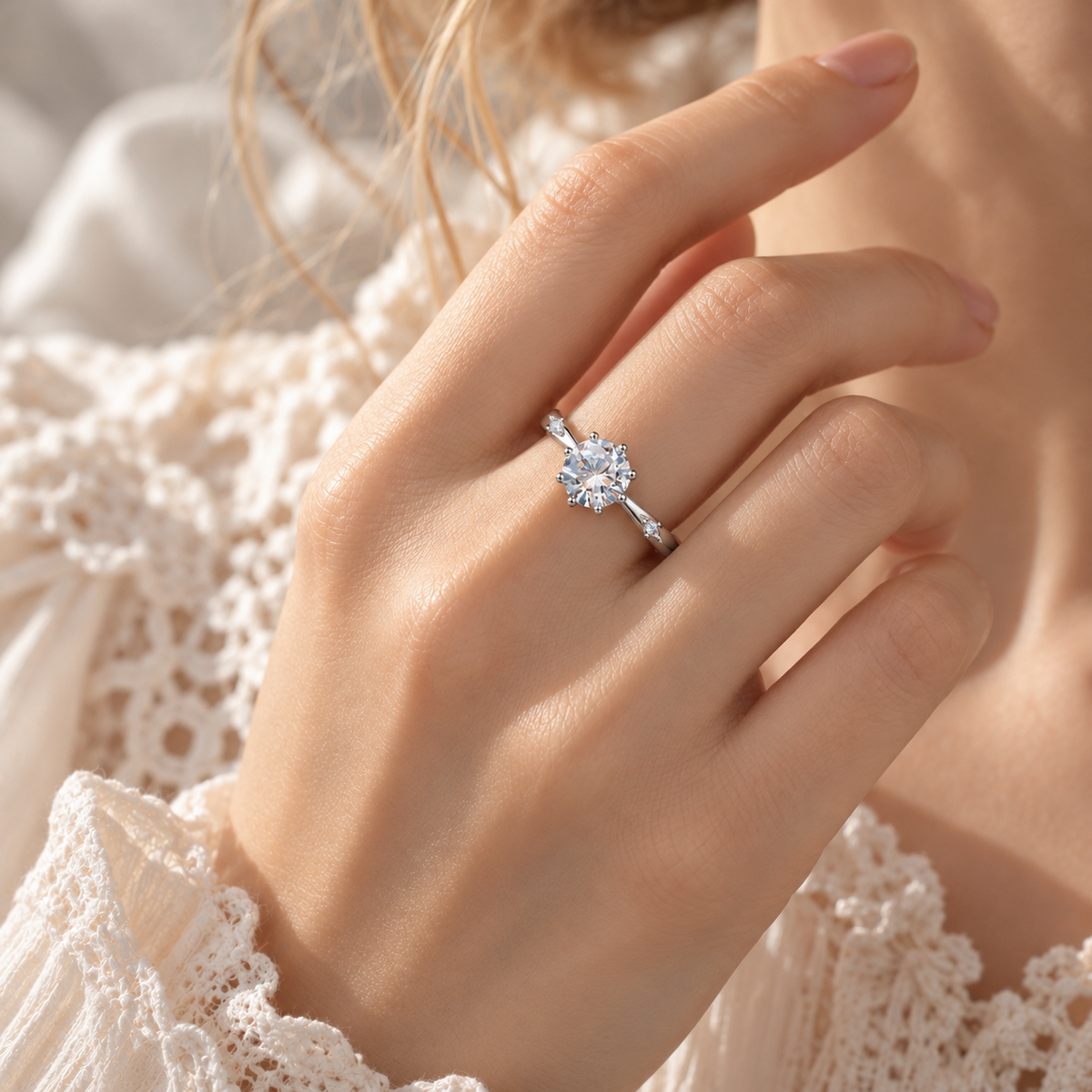 Bague solitaire argentée ajustable portée par Alice, gros plan sur la main avec pierre ronde transparente