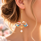 Détail porté d’une boucle du modèle asymétrique avec tige au-dessus de l’éventail et perle blanche
