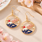 Détails du mont Fuji, des nuages blancs et des fleurs roses sur les boucles rondes dorées