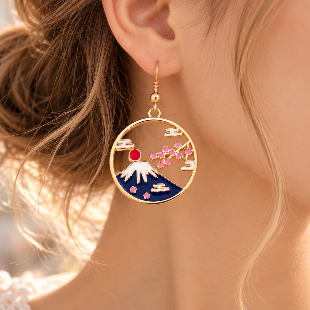 Boucle d’oreille ronde Mont Fuji et fleurs de cerisier portée, vue rapprochée