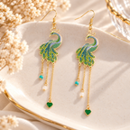 Détails des paons verts et bleus, des perles décoratives et des pendentifs cœur