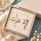 Boucles d’oreilles asymétriques japonaises dorées, éventail vagues et grue