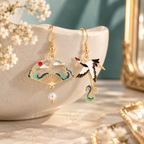 Boucles d’oreilles japonaises asymétriques dorées présentées sur support