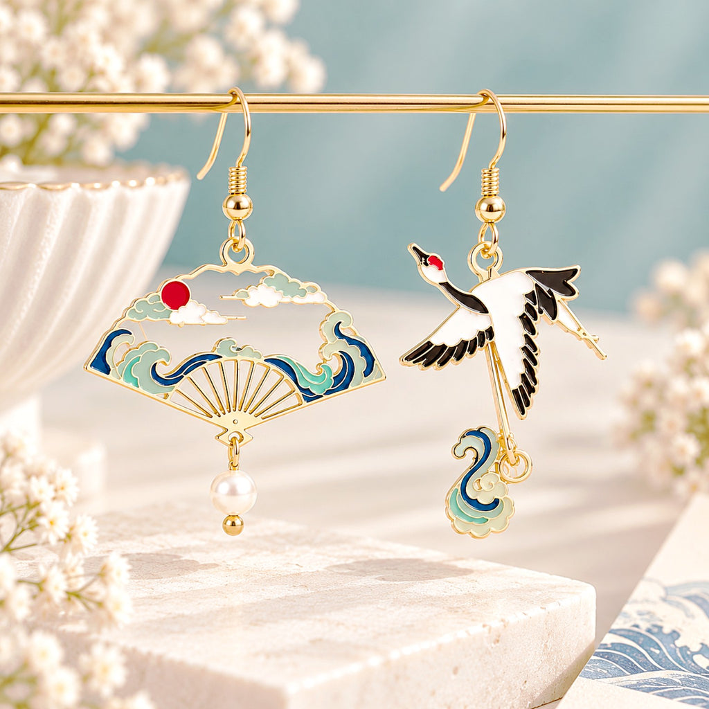 Boucles d’oreilles asymétriques japonaises Grue & Éventail, vagues bleues et finition dorée