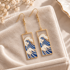 Boucles d’oreilles rectangulaires vagues japonaises bleues sur écrin