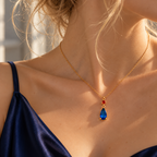 Collier doré bleu et rouge porté