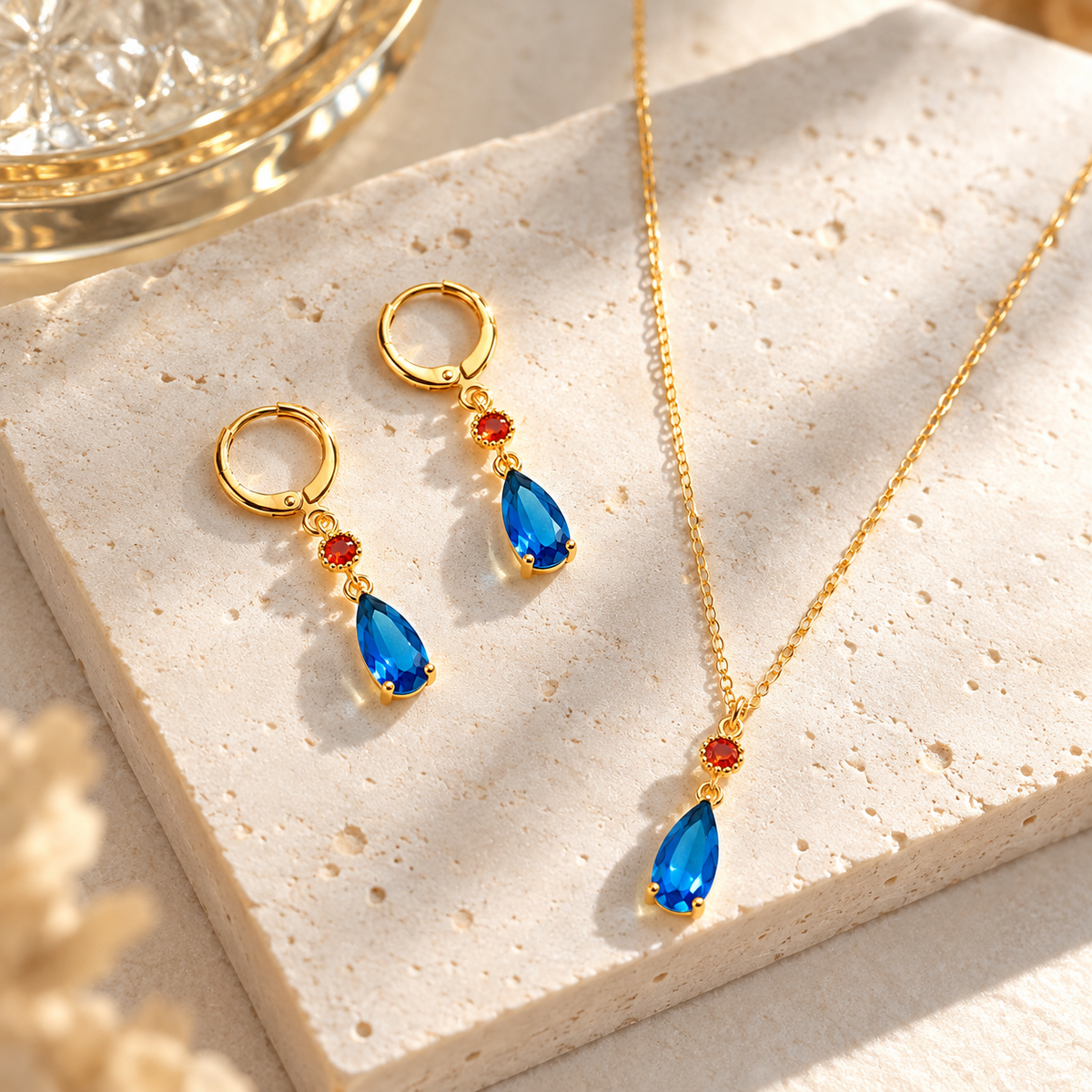 Parure dorée : collier et paire de boucles d’oreilles bleues et rouges