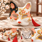 Vues du masque kitsune fleuri, de son dos et de sa décoration à pompon rouge