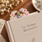 Marque-page paon fleuri dépassant des pages d’un livre, détail du motif bleu et rose